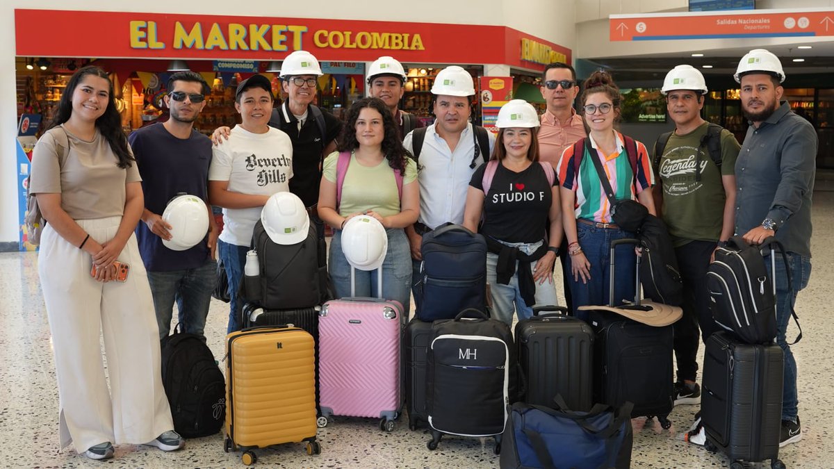 UIS's tweet photo. 🎓🔎 La #MisiónUISPereira, además de los profesores de planta y cátedra de la escuela de Ingeniería Civil, está integrada por 19 profesionales magísteres y doctores egresados de la UIS, que cuentan con una sólida preparación en Ingeniería Civil, Ingeniería Estructural, Ingeniería Sísmica y áreas relacionadas, que a esta hora salen del aeropuerto Palonegro rumbo al eje cafetero para apoyar las labores de reconstrucción. 

Son profesionales con experiencia en evaluación del riesgo sísmico, modelación estructural, monitoreo de estructuras, comportamiento de materiales, análisis de edificaciones y reconocimiento post-sismo.

Durante cinco días, pondrán su conocimiento al servicio de las comunidades afectadas por el terremoto, evaluando viviendas y edificaciones para aportar información técnica que contribuya a orientar las decisiones de reconstrucción.

Porque detrás de cada evaluación hay años de estudio, investigación y experiencia.

Hoy, ese conocimiento sale de las aulas y los laboratorios para ponerse al servicio de quienes más lo necesitan. 🇨🇴

#ConocimientoUISEnAcción
