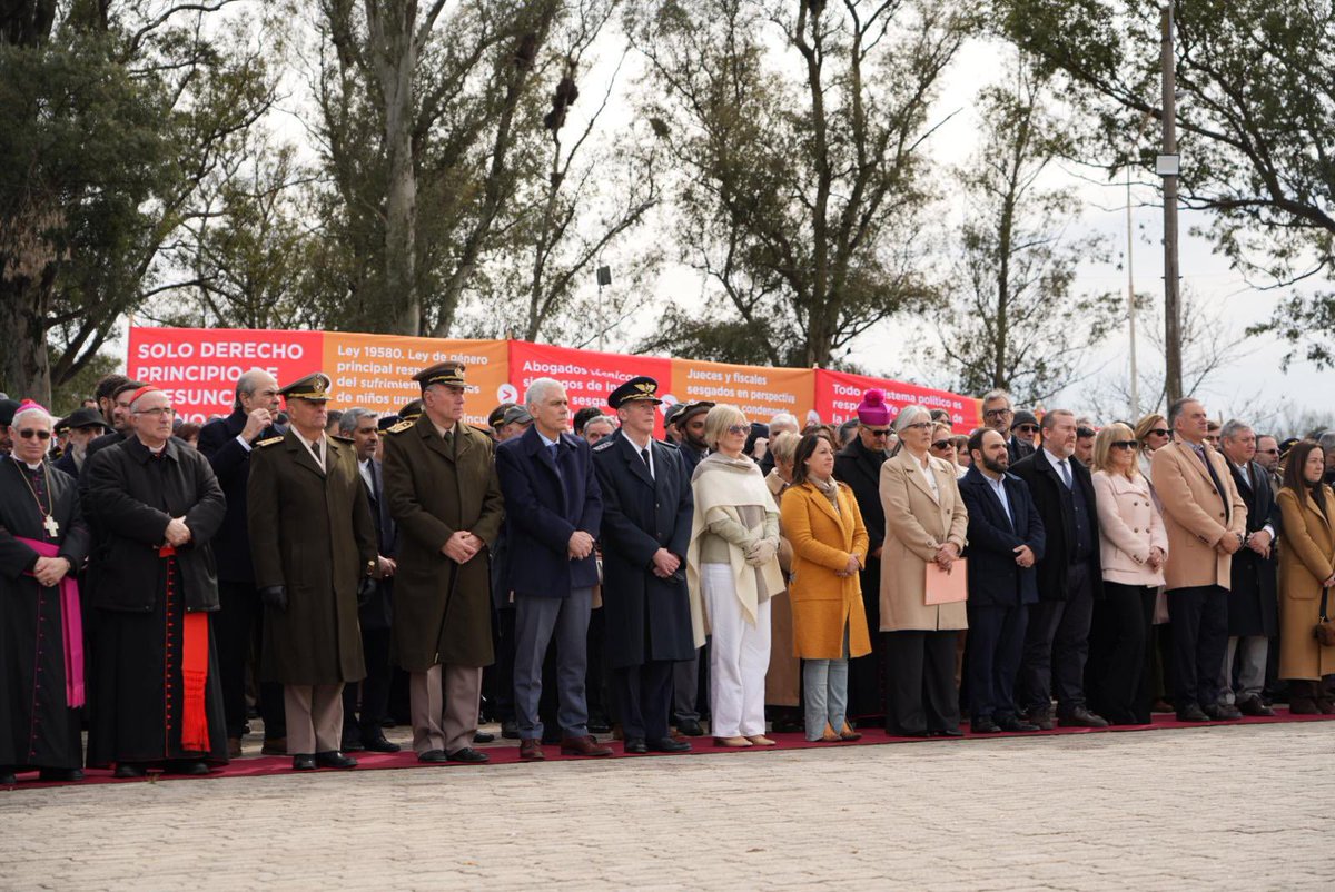 DipRodrigoGoni's tweet photo. En el Día de la Independencia, la Piedra Alta nos recuerda que la construcción de la Patria exige expresar nuestras legítimas diferencias, pero también cultivar todo aquello que nos une como orientales. 

Desde @DiputadosUY asumimos el compromiso de que el @Parlamento_UY sea siempre un lugar de encuentro.