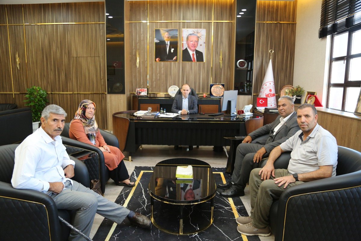 siverekkaymakam's tweet photo. Siverek Ticaret ve Sanayi Odası Başkan Adayı Sayın Erman BOZKURT ile Siverek Kanserle Mücadele Derneği Başkanı Sayın Salim ELİBAL ve Yönetim Kurulu üyeleri, Kaymakamımız Sayın Salih SAK’ı makamında ziyaret etti. https://t.co/VNzsIsdUHl