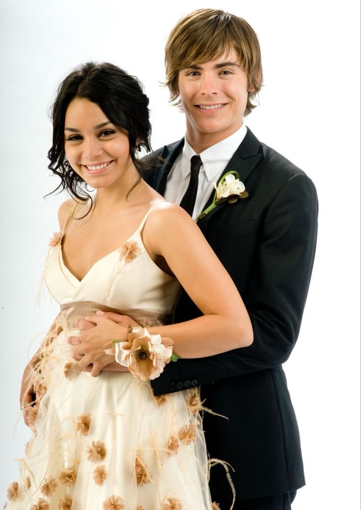 percabethfv's tweet photo. Eles são casados há quase 10 anos, tem dois filhos e ambos são felizes profissionalmente.

Qualquer coisa longe disso, é fake e inveja do maior casal da Disney https://t.co/1tFM3KK3C6
