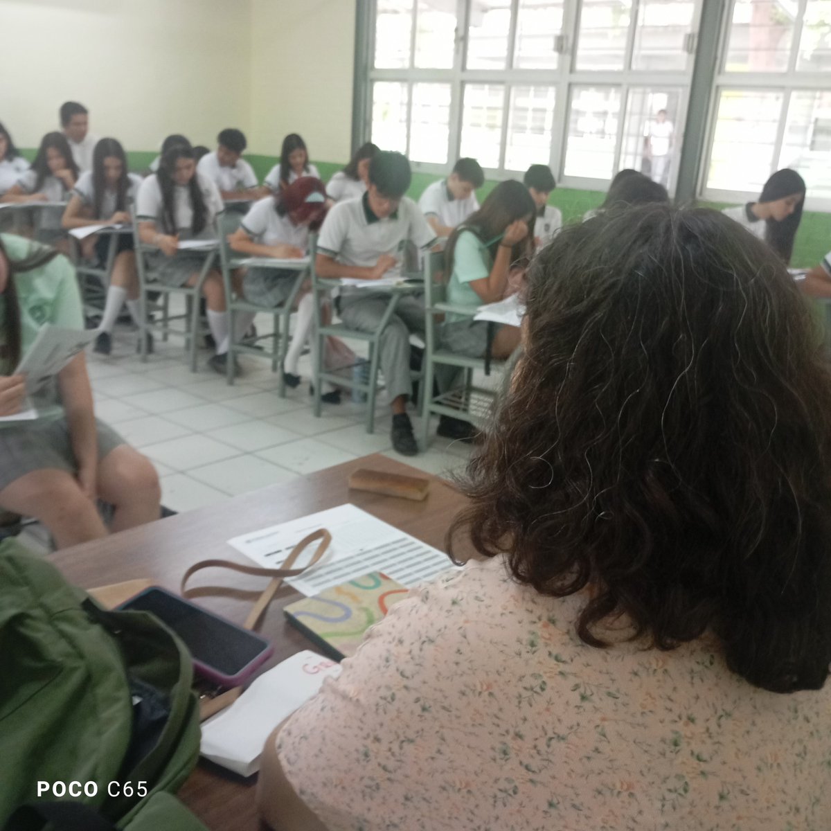 Cobaes221's tweet photo. Nuestros estudiantes de nuevo ingreso presentan hoy el examen EDIEMS, dando sus primeros pasos en esta nueva etapa académica. ¡Mucho éxito jóvenes! Bienvenidos a COBAES 22.💚😊 https://t.co/QJxWwJ2tNu