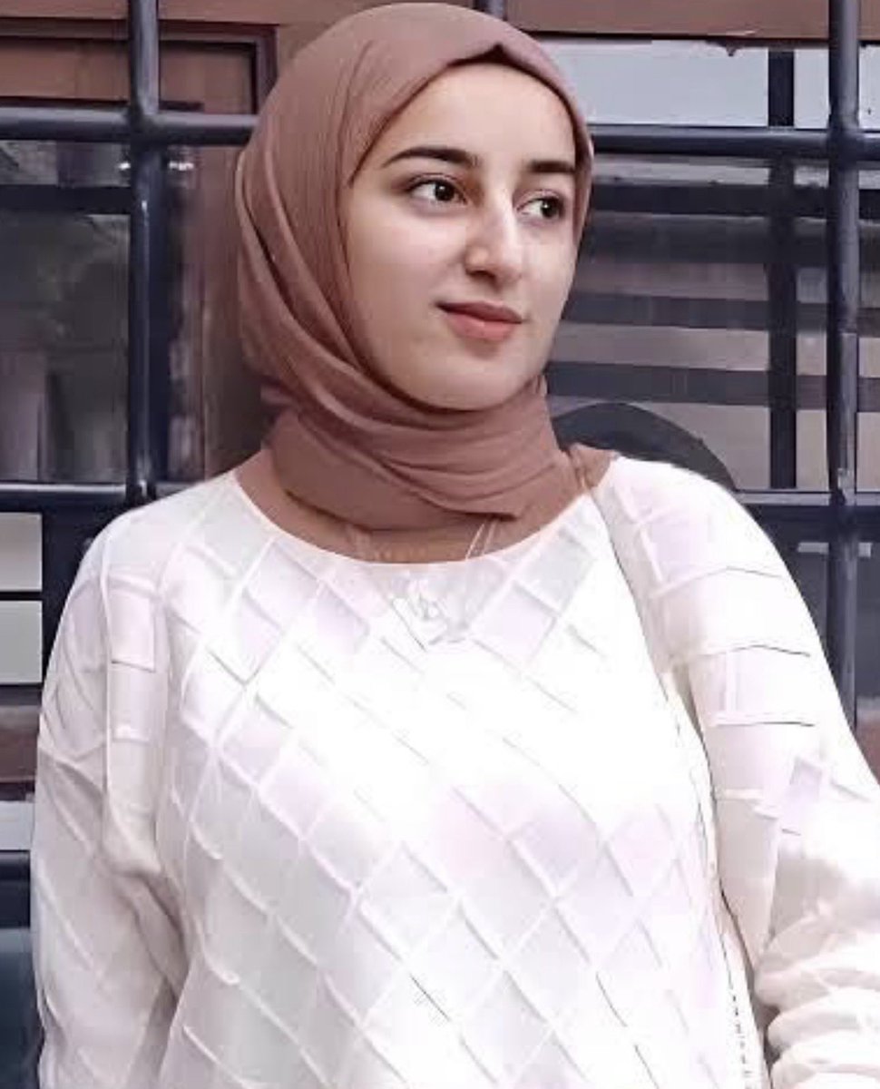 posttmodern's tweet photo. Rojin Kabaiş dosyasında yeni gelişme — Aile avukatı Abdurrahman Karabulut:

​— Rojin'in bedenine yapılan otopside, midesinde ve iç organlarında Rocuronium, midesinde ise Ornidazole tespit edilmiştir.

— Rocuronium, ameliyathane dışında temini imkânsız, solunum kaslarını saniyeler içinde felç eden ölümcül bir kas gevşeticidir.

— Ornidazole ise, normal şartlarda vücutta parazit veya anaerob bakteriyel enfeksiyonların tedavisinde ve cerrahi müdahaleler sonrası enfeksiyonu önlemek amacıyla kullanılan bir antibiyotiktir.

​— Bu adli veriler; Rojin'in bu kimyasallara erişim yetkisi olan kişilerce bayıltıldığını ve solunumu felç edilerek katledildiğini kanıtlamaktadır.