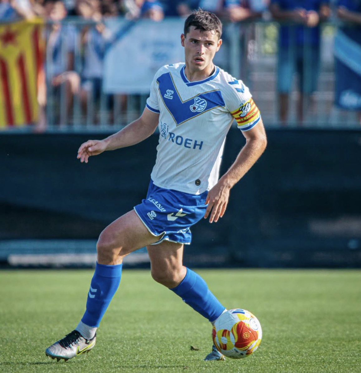 CyDLfichajes's tweet photo. 🦁 La @CyDLeonesa sigue muy pendiente del mercado de centrales.

👀 El club leonés se había interesado en Arnau Campeny, central/lateral derecho y capitán del @CEEuropa, después de una gran temporada en la que disputó 38 partidos y marcó 2 goles.

💥 Sin embargo, a falta de acuerdo definitivo entre clubes, el @RealZaragoza habría tomado la delantera y estaría cerca de incorporar al defensor.

ℹ️ @__AngelGarcia__