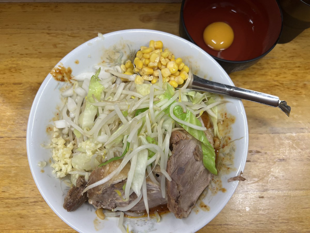 dalsegnojp's tweet photo. ラーメン二郎 立川店
辛い味噌汁なし1200円
生たまご50円
ニンニク少し

特別営業の立川へ
辛さ耐性低めの自分にはかなり辛いメニューでしたが、キャベツオオメで鮮やかな野菜、トッピングされたコーン＆玉ねぎ、辛さ保険（？）の生たまごでおいしく食べられました！
ごちそうさまでした https://t.co/zpmxmIaqpQ