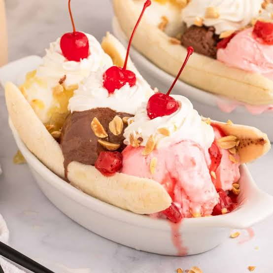 weekley's tweet photo. It's National Banana Split Day. It was invented OTD in 1904 by 23-year-old apprentice pharmacist David Evans Strickler in Latrobe, PA, costing 10 cents — which was double the price of a regular ice cream sundae at the time. #INorOUT on #HOTLINE at 5:25. https://t.co/Pk75Wf1Pxc