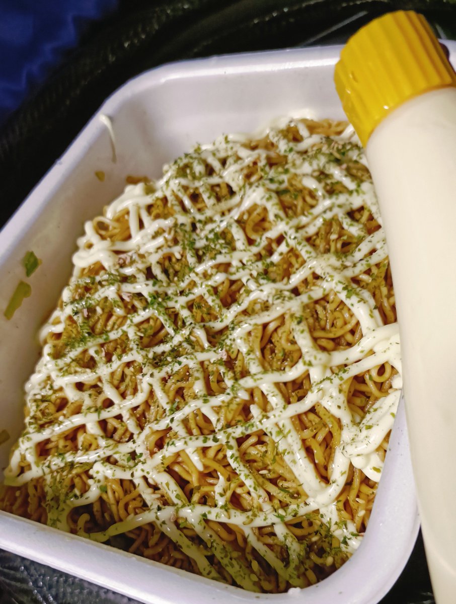 d_campers's tweet photo. 焼きそばにからしマヨ
最高だよね🤤✨
#ペヤング　#GIGAMAX https://t.co/mS66I1UNAm