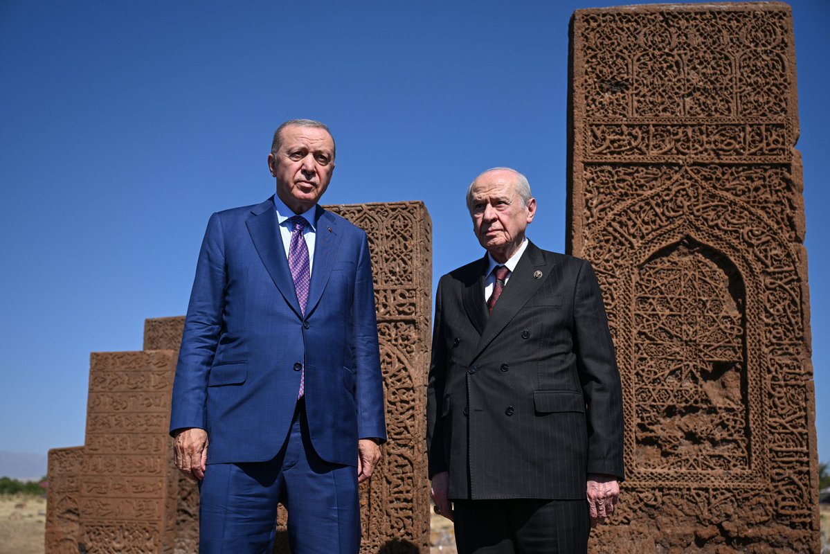 YavuzTellioglu's tweet photo. Genel Başkanımız Sayın Devlet BAHÇELİ ve Cumhurbaşkanımız Sayın Recep Tayyip ERDOĞAN, Malazgirt Zaferi’nin 955. yıl dönümü dolayısıyla Ahlat Selçuklu Mezarlığı’nı ziyaret ettiler. https://t.co/yO7y08bodI