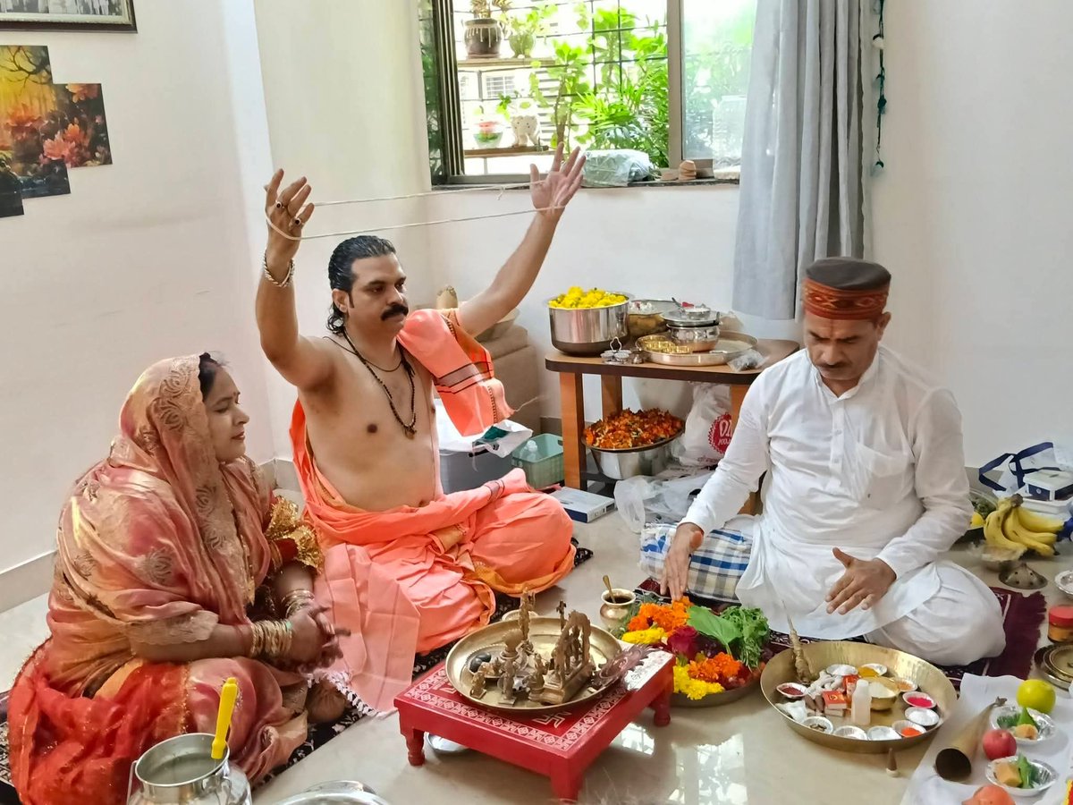 WithTiwari's tweet photo. दिनांक २२.०८.२०२६ के दिन श्रावण मास में हमारे नवी मुंबई खारघर के आवास पर विगत वर्षों की भाँती इस वर्ष भी धार्मिक अनुष्ठान देवाधिदेव भूतभावन भगवान शिव -महादेव जी का रुद्राभिषेख कर हमने इष्ट मित्रों एवं परिवार के साथ पूजन, अर्चन कर शुभ आशिर्वाद प्राप्त किया। https://t.co/9UtSLqCyqk