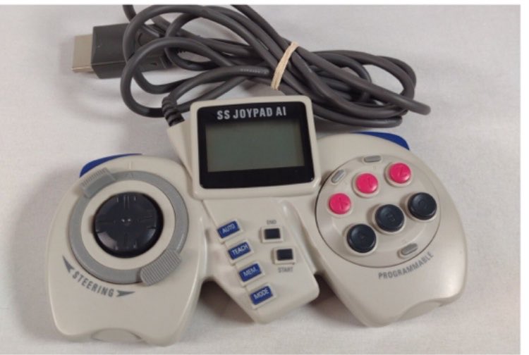bk38846433's tweet photo. SS JOYPAD DX…MDバトルマニアなどで有名なビック東海が販売していたサターンパッドで、左右非対称なデザインが特徴的…GAME SOURCE社のCHALLENGERをリブランドしたもので、液晶画面とステアリングを搭載した上位モデル「SS JOYPAD AI」も存在する https://t.co/2yHdisulzf