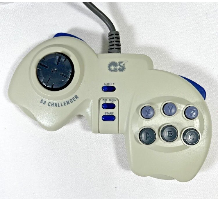 bk38846433's tweet photo. SS JOYPAD DX…MDバトルマニアなどで有名なビック東海が販売していたサターンパッドで、左右非対称なデザインが特徴的…GAME SOURCE社のCHALLENGERをリブランドしたもので、液晶画面とステアリングを搭載した上位モデル「SS JOYPAD AI」も存在する https://t.co/2yHdisulzf