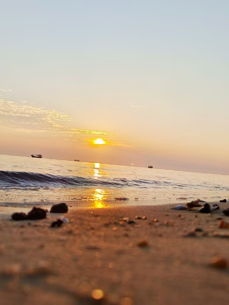 BsbLeandrinho's tweet photo. Just found a hidden beach cove in southern Portugal at sunrise—crystal water, no crowds, just the sound of waves. Travel magic doesn’t need big plans https://t.co/PEiOjoTXNN