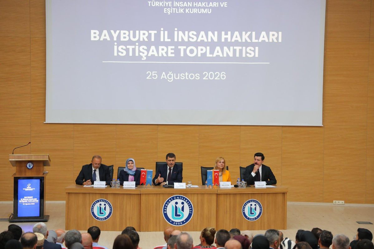 tihek_kurumsal's tweet photo. TİHEK tarafından insan hakları alanındaki güncel sorunları ele almak ve çözüm önerilerini değerlendirmek amacıyla Bayburt’ta İl İnsan Hakları İstişare Toplantısı gerçekleştirildi.

TİHEK Başkanı Vasip Şahin’in açış konuşmasını gerçekleştirdiği toplantıda; Bayburt Valisi Mustafa Eldivan, Bayburt Belediye Başkanı Mete Memiş ve Bayburt Milletvekili Orhan Ateş de konuşma yaptı.

Başkan Vasip Şahin başkanlığında; Kurul Üyeleri Dilek Ertürk, Av. Erol Gökdöl, Av. Fatma Çınar ve Tayyip Uçar’ın katılımıyla gerçekleştirilen toplantıda, Bayburt’ta insan haklarının korunması ve geliştirilmesine yönelik değerlendirmelerde bulunularak güncel sorunlar ve çözüm önerileri ele alındı, karşılıklı görüş ve öneriler paylaşıldı.

Toplantıya kamu kurumları, sivil toplum kuruluşları, meslek örgütleri, üniversitelerden temsilciler ile basın mensupları da katıldı.