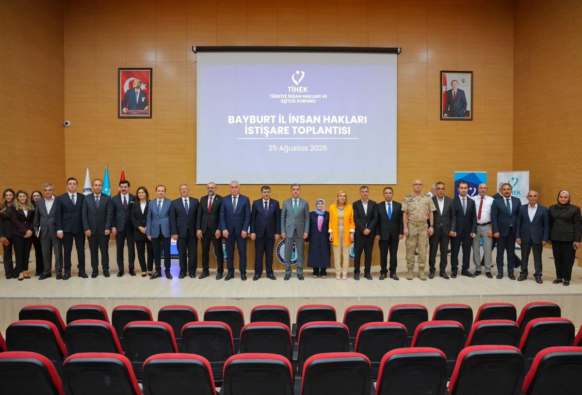 tihek_kurumsal's tweet photo. TİHEK tarafından insan hakları alanındaki güncel sorunları ele almak ve çözüm önerilerini değerlendirmek amacıyla Bayburt’ta İl İnsan Hakları İstişare Toplantısı gerçekleştirildi.

TİHEK Başkanı Vasip Şahin’in açış konuşmasını gerçekleştirdiği toplantıda; Bayburt Valisi Mustafa Eldivan, Bayburt Belediye Başkanı Mete Memiş ve Bayburt Milletvekili Orhan Ateş de konuşma yaptı.

Başkan Vasip Şahin başkanlığında; Kurul Üyeleri Dilek Ertürk, Av. Erol Gökdöl, Av. Fatma Çınar ve Tayyip Uçar’ın katılımıyla gerçekleştirilen toplantıda, Bayburt’ta insan haklarının korunması ve geliştirilmesine yönelik değerlendirmelerde bulunularak güncel sorunlar ve çözüm önerileri ele alındı, karşılıklı görüş ve öneriler paylaşıldı.

Toplantıya kamu kurumları, sivil toplum kuruluşları, meslek örgütleri, üniversitelerden temsilciler ile basın mensupları da katıldı.