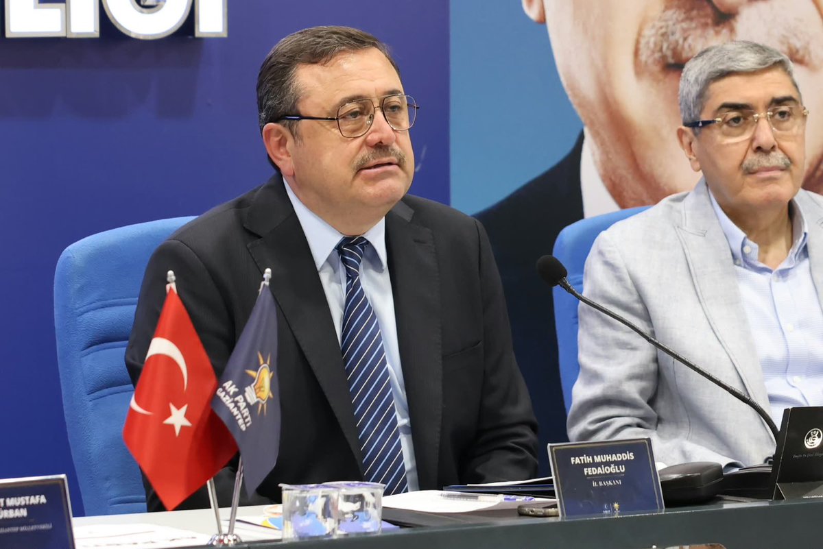 fmfedaioglu's tweet photo. Haftalık İl Yönetim Kurulu Toplantımızı; Milletvekillerimiz Sayın Mehmet Eyüp Özkeçeci ve Sayın Mehmet Mustafa Gürban’ın katılımlarıyla gerçekleştirdik.

Gaziantep’imizin gündemini, teşkilat çalışmalarımızı ve önümüzdeki dönemde hayata geçireceğimiz programları değerlendirdik.

Şehrimize hizmet yolunda; birlik, beraberlik ve istişare anlayışıyla çalışmalarımızı kararlılıkla sürdüreceğiz. 

@abuyukgumus 
@hakanaksu058
@iekarayel
@EyupOzkececi 
@2727mmg2727 
@avdilanensari 
@AKPartiG_Antep 
@AKGMTeskilat 
@Akparti