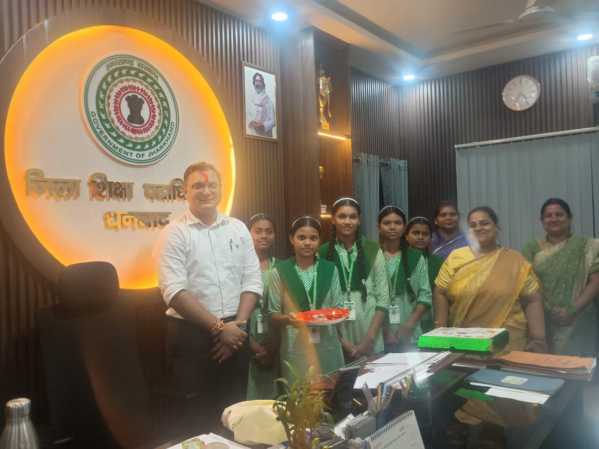 DEO_dhanbad's tweet photo. Dhanbad | Raksha Bandhan 🌸Girls from Jharkhand Residential School tied Raksha Sutra to the District Education Officer, sharing a message of care, safety and community connection.

#RakshaBandhan #SafeEducation #dhanbad https://t.co/rm9LKNiKZQ