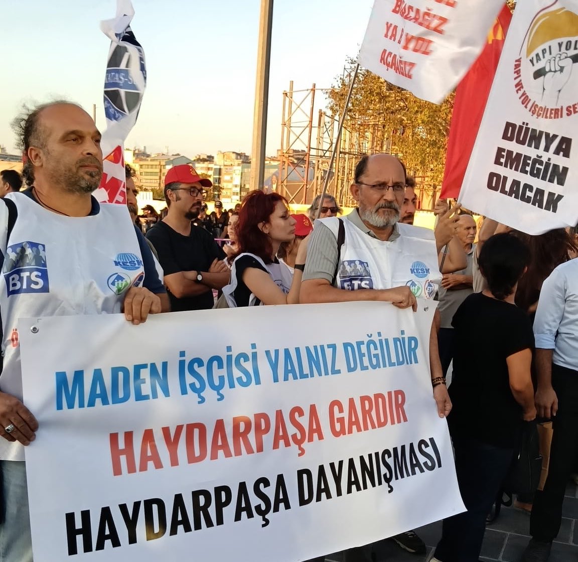 tugaykartal_nl's tweet photo. Kadıköy iskele meydanında @bagimsizmadenis’in mücadelesine destek için yapılan eyleme @btsistanbul “maden işçisi yalnız değildir, haydarpaşa gardır” pankartı ile katıldı https://t.co/qZqapfpvDo