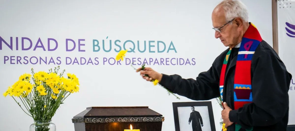 Jorge_BastidasR's tweet photo. El dolor que este país sufrió durante décadas de violencia no está escrito, y pocas personas han logrado dimensionarlo. El Padre Javier Giraldo fue una de ellas. Las víctimas pierden a uno de sus grandes defensores.

El padre Javier Giraldo logró sensibilizar a un país urbano, muchas veces ajeno al dolor de las víctimas.

Siempre tuvo un abrazo bondadoso y compasivo para quienes llevaban en el alma las heridas de la guerra.

Descanse en paz Padre Giraldo.