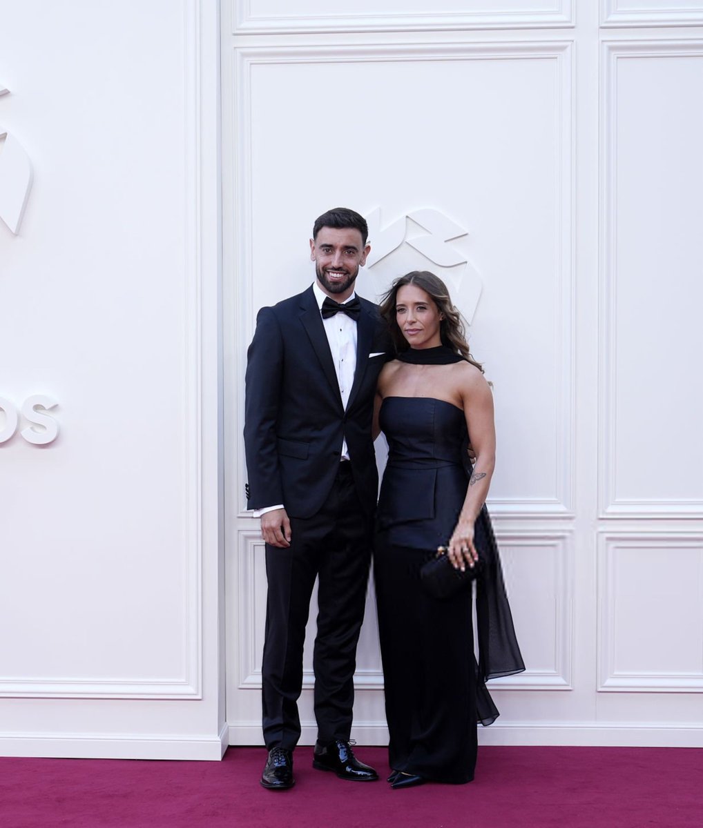 utdreport's tweet photo. Bruno Fernandes and his wife have arrived ❤️ https://t.co/n7Hacsl50D