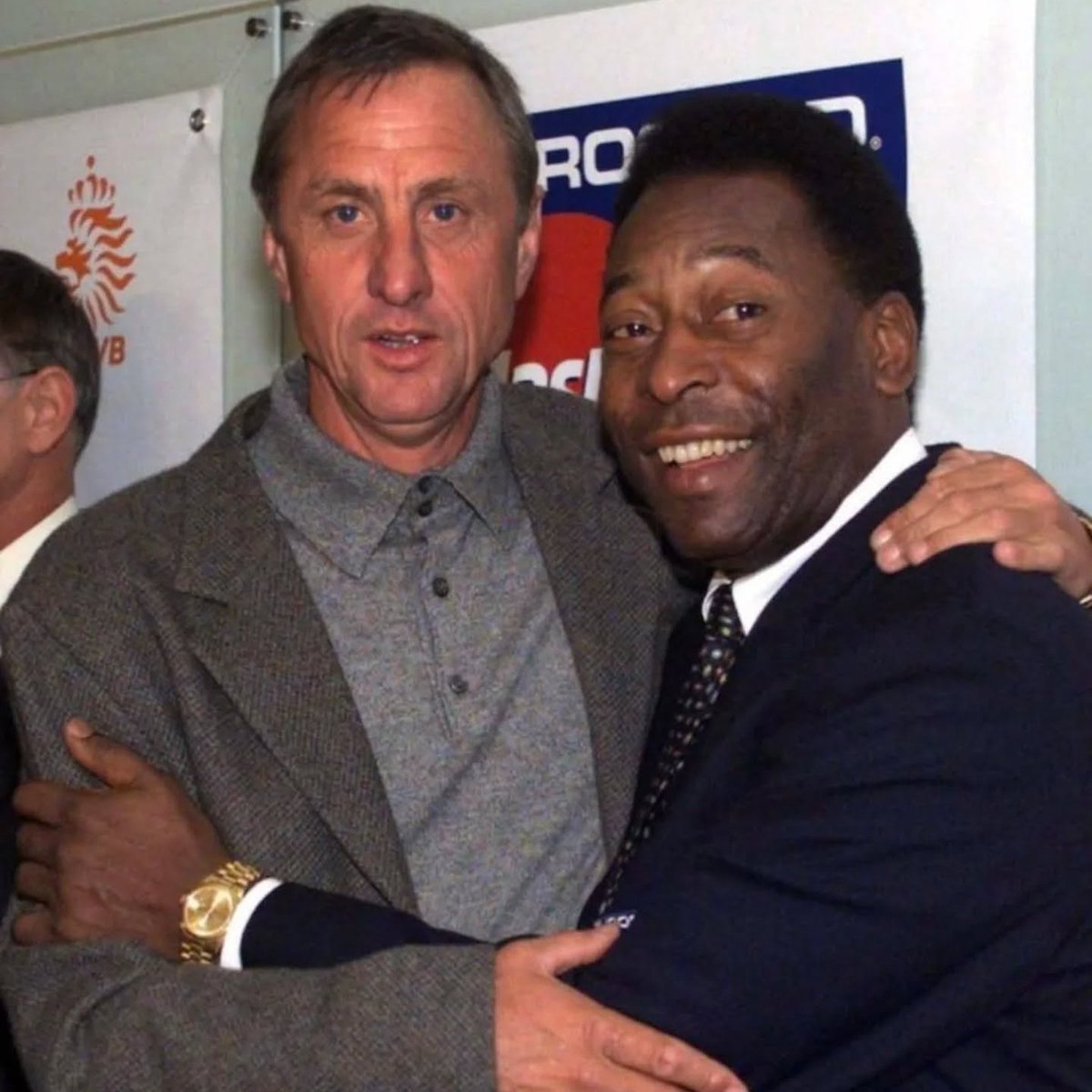 90sfootball's tweet photo. Johan Cruijff and Pelé ✨ https://t.co/UqFEmuwcNc