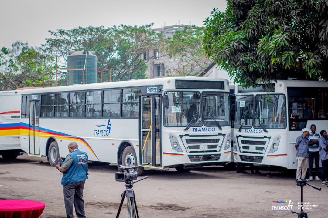KaseuLucie2510's tweet photo. #TRANSCO_SE_RENFORCE_SOUS_L_IMPULSION_DU_GOUVERNEMENT

Kinshasa, 25 août 2026 En présence du Ministre des Transports, Jean-Pierre BEMBA GOMBO, TRANSCO a réceptionné 30 nouveaux bus Mercedes-Benz, portant à 180 le nombre de bus reçus sur les 230 attendus
@bembajp 
@Presidence_RDC https://t.co/SuVmb2mYee
