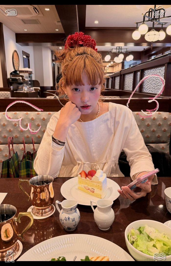 milkga_6's tweet photo. While they were waiting for their pizza to arrive, Lila took out her phone and began browsing Instagram, checking out the fashion influencers she followed and jotting down fresh outfit inspiration. She then showed Mia a picture of a girl dressed in a corset top paired with a lea https://t.co/iLWsa5HMPU