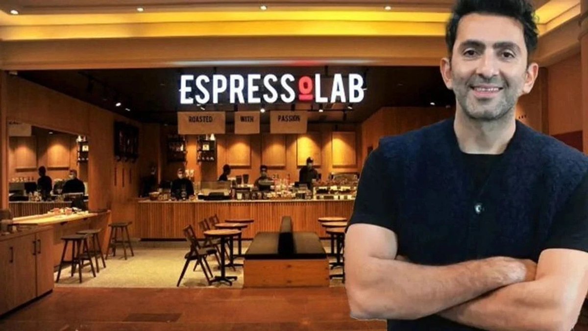 PiyasaTturkiye's tweet photo. 🔴 Espressolab’in patronu halka arz kriterlerini eleştirdi!

📍Espressolab kurucusu Esat Kocadağ:

▪️Borsadaki şirketler 2026’nın ilk 6 aylık finansal sonuçlarını açıklamaya başladı. Birçok şirketin zarar ettiğini görüyoruz.

▪️Espressolab’in boykot öncesi, 2024 EBITDA’sı 29 milyon dolardı.

▪️2025’te aylarca boykot edilmemize rağmen 19,9 milyon dolar EBITDA ürettik. Bu yılı da 25-26 milyon dolar EBITDA seviyesinde kapatmayı hedefliyoruz.

▪️Bugün 24 ülkede faaliyet gösteren, büyüyen, kâr eden ve borçluluğu oldukça düşük bir Türk şirketiyiz.

▪️Ama halka arz kriterlerine baktığımızda ilginç bir durumla karşılaşıyoruz:

▪️Ciro kriterlerini karşılıyoruz, ancak aktif büyüklüğü kriterini karşılamakta zorlanıyoruz. Bunun nedenlerinden biri de şirketimizin borçluluğunun düşük olması nedeniyle bilanço aktifimizin görece daha küçük kalması.

▪️Burada kimseyi eleştirmekten çok şu soruyu sormak istiyorum:

▪️Mevcut halka arz kriterleri; kârlı, borçluluğu düşük, hızla büyüyen ve gelirlerinin giderek daha büyük kısmını yurt dışından elde eden yeni nesil Türk şirketlerini değerlendirmek için yeterince uygun mu?

▪️Belki de artık bunu tartışmanın zamanı gelmiştir.

▪️Çünkü dünyaya daha fazla Türk markası çıkarmak istiyorsak, sermaye piyasalarımızın da bu yeni nesil şirketlerin yapısına ayak uydurması gerekiyor.

▪️Not: 2025 yıl sonu aktif büyüklüğümüz 3.319.003.642 TL. Halka arz için aranan 3,6 milyar TL aktif büyüklüğü kriterinin yaklaşık 281 milyon TL altında kalıyoruz.

#Bis100 #Halkaarz