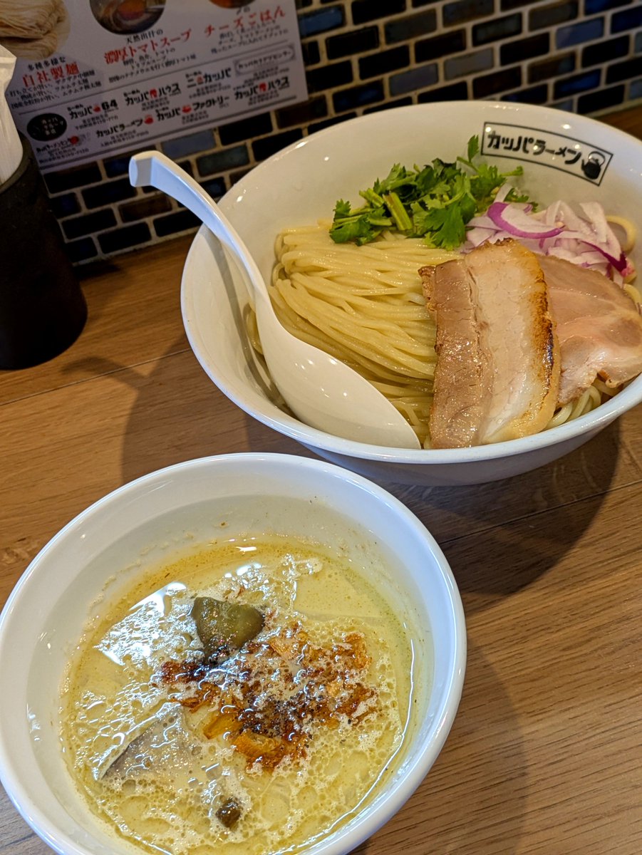 kassy503's tweet photo. 今日の麺活。ニューカッパの月間限定。グリーンカレーつけ麺活（大盛）新たなお気に入りの逸杯🤤食欲そそる素敵なグリーンカレーつけ汁😋ツルツル太麺との相性抜群で超旨し👍ナスのアシスト＆パクチーとの相性が最高✨今回は貯まったスタンプでお得に戴きマシタ🙏スープで割っても旨しで大大大満足👍✨ https://t.co/XHueWGU9ob