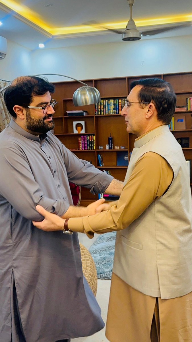 BarristerGohar's tweet photo. مرکزی صدر عوامی نیشنل پارٹی سینیٹر ایمل ولی خان کی چیئرمین پی ٹی آئی بیرسٹر گوہر خان کی اسلام آباد رہائش گاہ آمد انہوں نے بیرسٹر گوہر خان کی والدہ کی روح کے ایصالِ ثواب کے لیے فاتحہ خوانی کی اور انتقال پر گہرے دکھ اور افسوس کا اظہار کیا اور ان کے اہلِ خانہ سے دلی ہمدردی و تعزیت کا اظہار کیا - چیئرمین نے انکے تشریف آوری کا شکریہ ادا کیا-