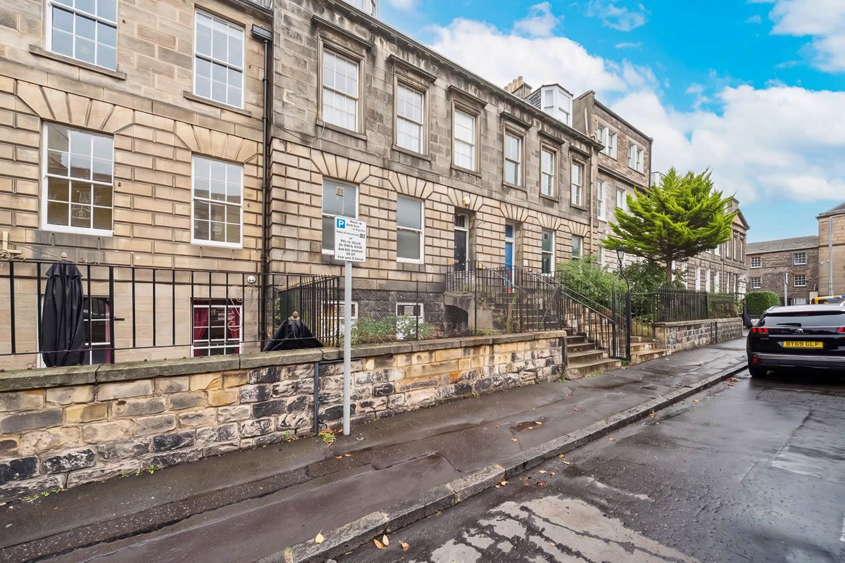 FuturePropAuc's tweet photo. NEW ENTRY ALERT - 7 Smiths Place, Full Building, Leith, Edinburgh - OPENING BID £1,000,000 https://t.co/E095PczlAp https://t.co/Z7FjOqzDhH