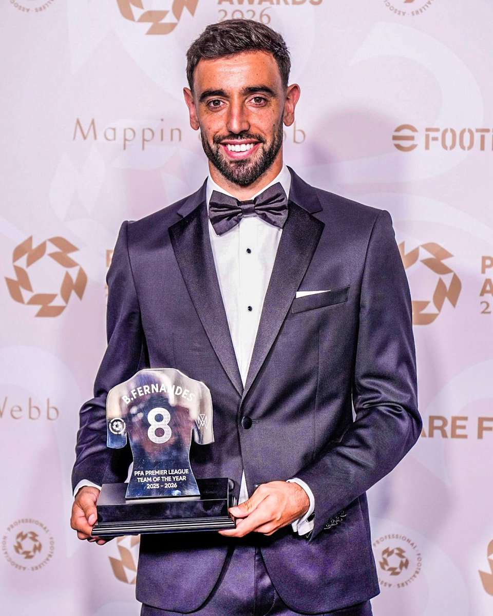 eurofootcom's tweet photo. 🇵🇹✨ Double award for Bruno Fernandes! 🏆 

🥇 PFA Players' Player of the Year 
🥇 PFA Team of the Year https://t.co/wb7rhKjpNN