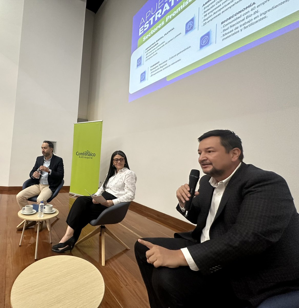 INTERGREMIALant's tweet photo. Junto a nuestro afiliado @camaraaburrasur y nuestro aliado @ComfenalcoAnt realizamos nuestro #FOROIN SUR .
Analizamos hacia dónde va la economía de la región.
El desarrollo regional y empresarial en los próximos 4 años.
Un agradecimiento especial a nuestros 9 Gremios panelistas.
