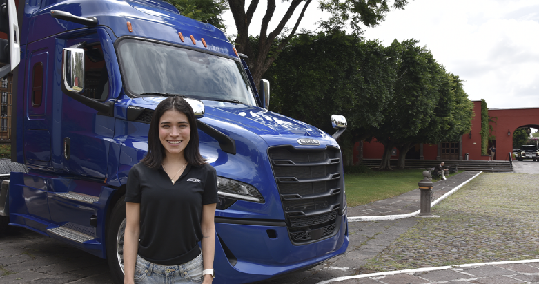 MagazzineTransp's tweet photo. Los modelos #Cascadia y de la familia 360 están equipados de serie con tecnología de Daimler Truck: Enlace Freightliner y la suite Detroit Assurance, que ayudan a las flotas a ser más eficiente #CongresoANTP2026
@FreightlinerMex @ANTPMexico 

https://t.co/1v36vRgU4i
#MagazzineDelTransporte