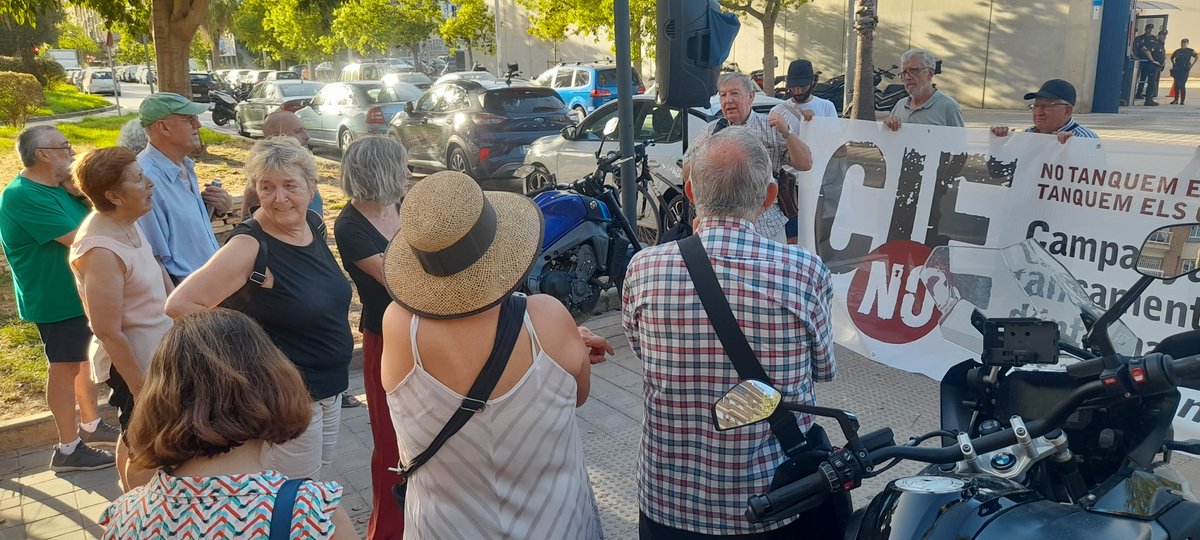 valenciaacoge1's tweet photo. 📢 Un mes más nos concentramos en València frente al #CIE por el cierre definitivo de estas cárceles racistas #CIEsNO

🔥 Exigimos el fin de todas las formas de #Racismo Institucional

🔥 Denunciamos los discursos racistas que tratan de aprovechar la crisis humanitaria de #Ceuta https://t.co/u8a75WngF0