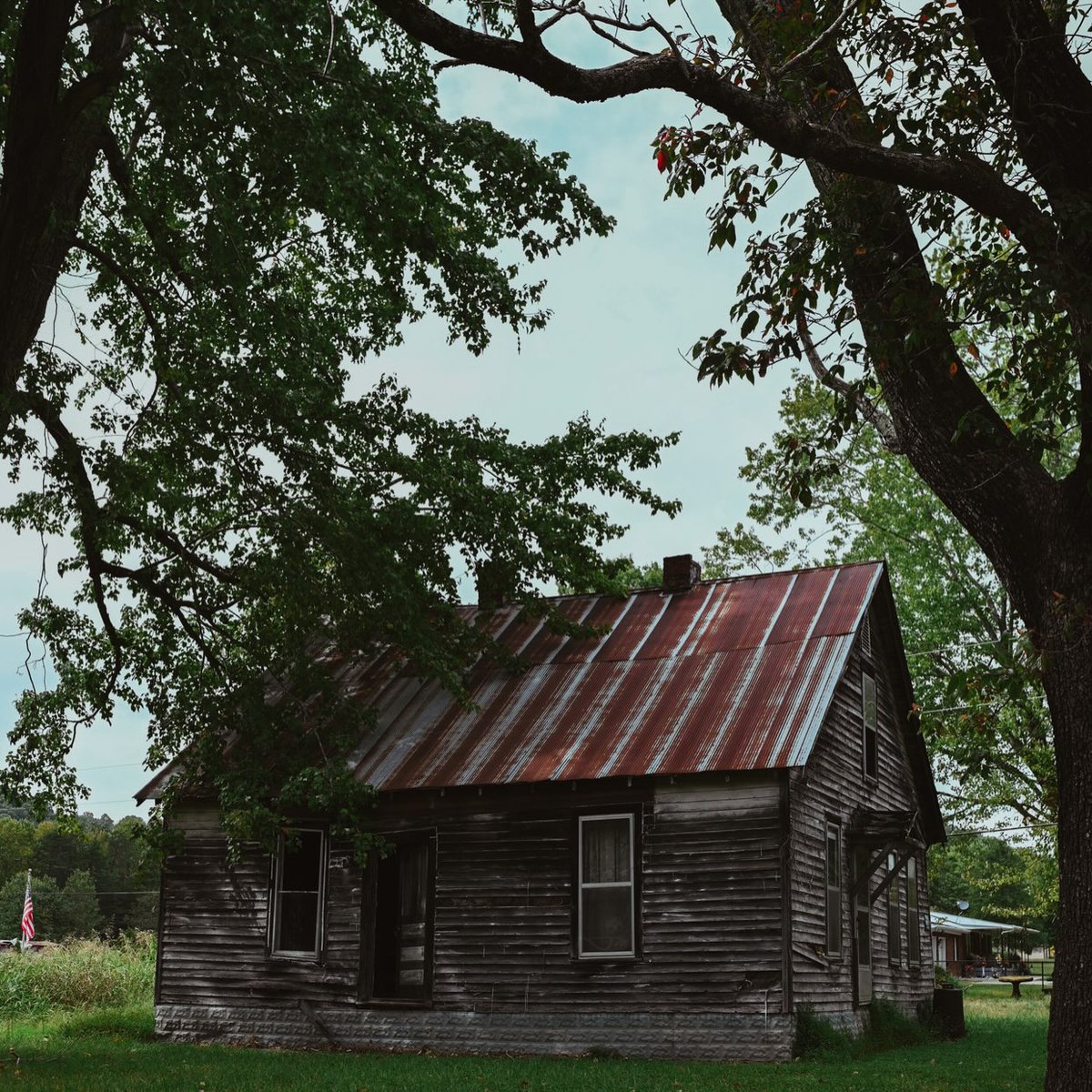 FernandeVihjfu's tweet photo. The house. It watches every move you make. https://t.co/HR2eV0F6PG