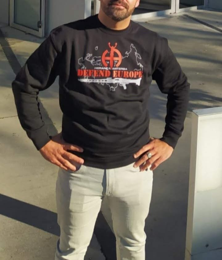lucaspsanmartin's tweet photo. @Annoon1418 @bronzearomantic Hola, Daniel Cartelle López. Antes de inventarte cosas y hacer fotos con IA, podrías dejar claro que a tus 44 años estás dolido porque un grupo de chavales salió de tu grupúsculo al enterarse de tus problemas mentales. Por lo menos utiliza otro perfil para mentir y enseña la cara https://t.co/UizN3Fmxm7