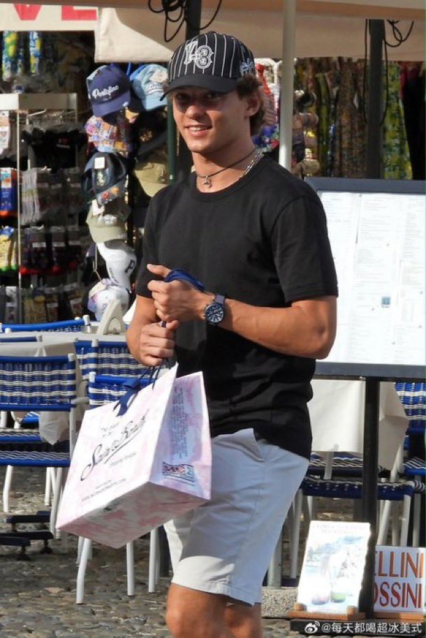 riantonelli's tweet photo. someones enjoying his birthday https://t.co/GItLwQuTsu
