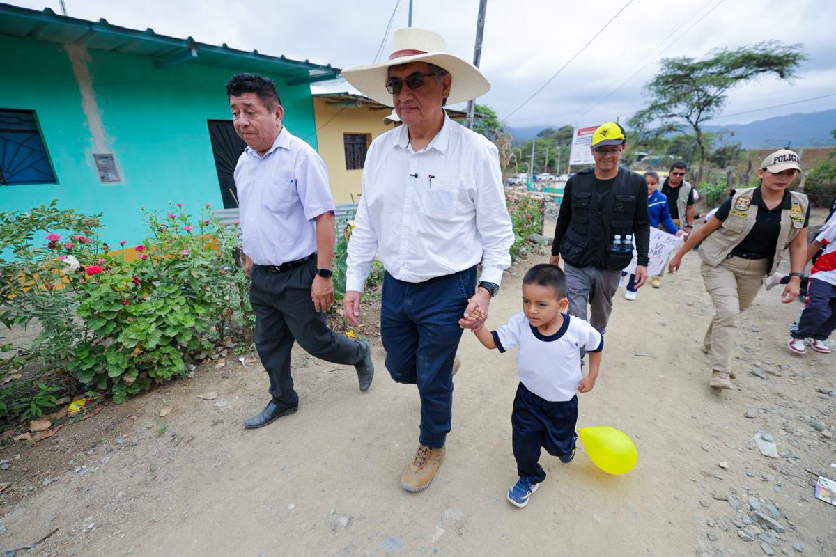 MTPE_Peru's tweet photo. 🤝 El Gobierno está comprometido con el trabajo interinstitucional, por ello, en la jornada también participaron el diputado César Revilla y el alcalde de Paimas, con quienes se articularon nuevas intervenciones de Llamkasun Perú para anticipar los riesgos ante las lluvias y fortalecer la protección de las familias de Ayabaca. (3/3) 🧵