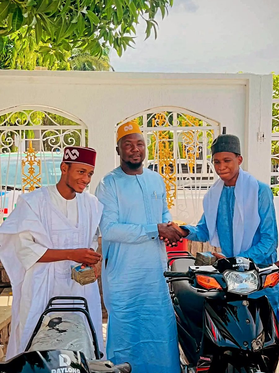 Dan_Musa_Tech's tweet photo. MAI GIRMA GWAMNA KA CIGABA DA YI KANA KAN DAI - DAI ♾️✌️❤️ 4 + 4

Mai Girma Gwamna Alhaji Abba Kabir Yusuf ya gwangwaje masu kwaikwayonsa su uku da sababbin babura da kuma naira dubu ɗari biyar domin su saka lamba.

#danmusatech ✍️ https://t.co/VXfVVfMMaF