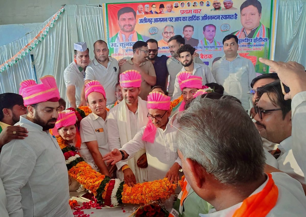 SurendarUpadh14's tweet photo. आज ब्रज जॉन की प्रभारी #AICC राष्ट्रीय सचिव @KunalChoudhary_ जी का प्रथम बार #aligarh आने पर स्वागत किया साथ में पूर्व मंत्री भारत सरकार @ShyorajJValmiki  जी और पूर्व राष्ट्रीय सचिव @VivekBansal72  जीऔर प्रदेश महासचिव  @RajeshRajjeeva2 जी l
@RahulGandhi @UdayBhanuIYC @IYC_UPWest https://t.co/BrzOHW1Nzv
