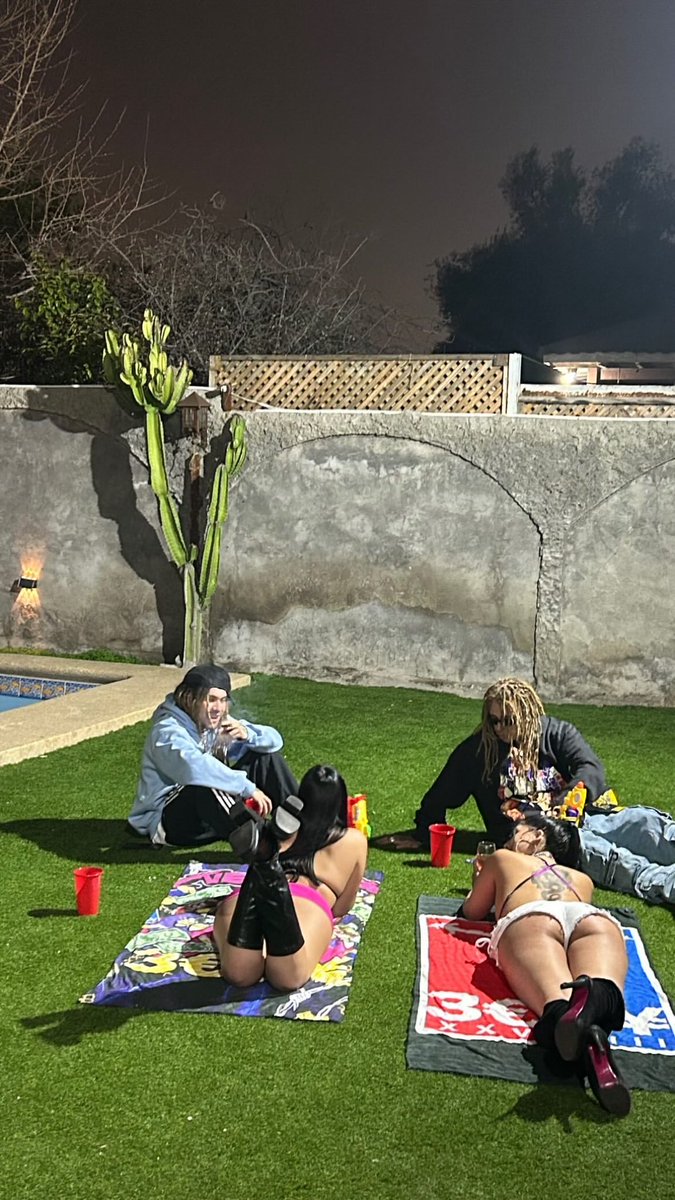 ripkoni9's tweet photo. esta foto me servirá en mi curriculum? https://t.co/gO6dh56Beg