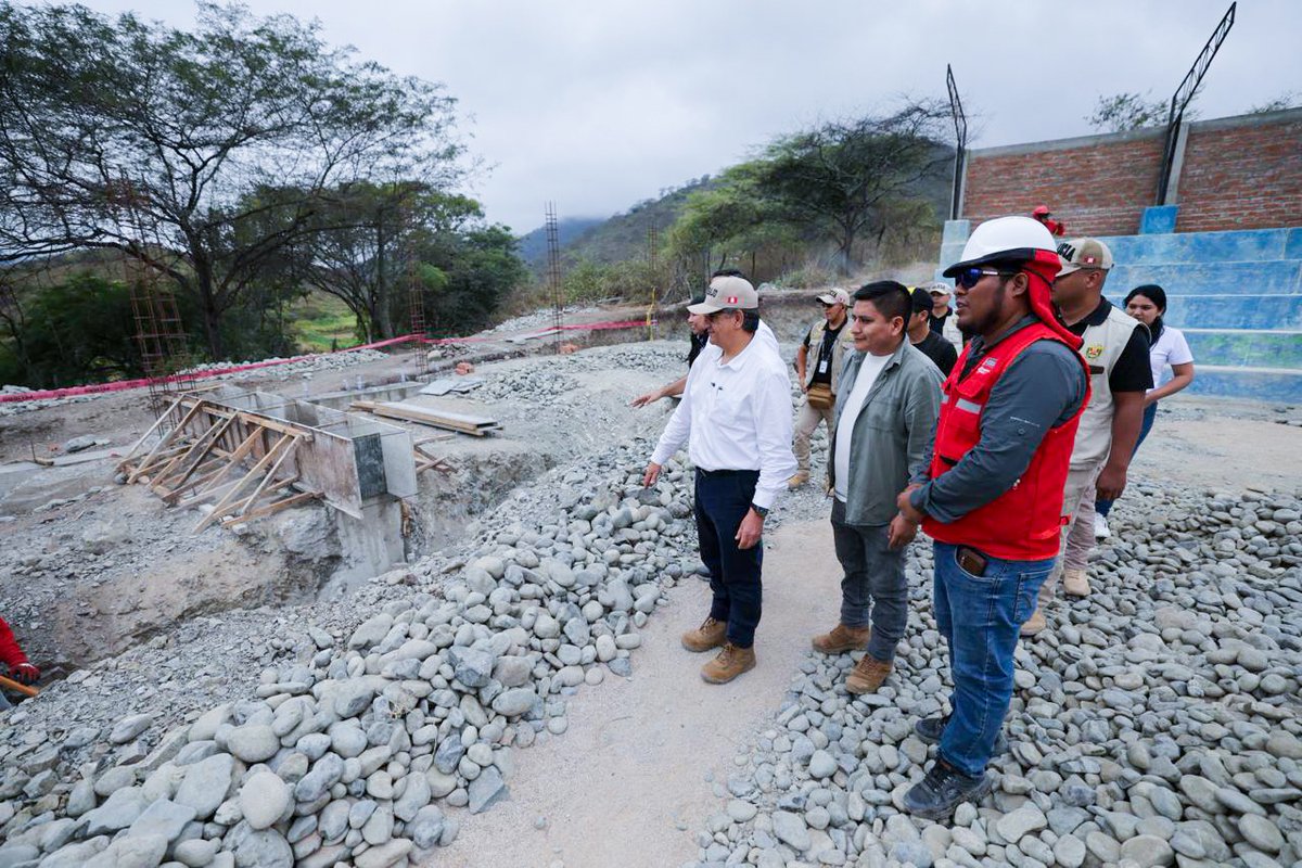 MTPE_Peru's tweet photo. 🤝 El Gobierno está comprometido con el trabajo interinstitucional, por ello, en la jornada también participaron el diputado César Revilla y el alcalde de Paimas, con quienes se articularon nuevas intervenciones de Llamkasun Perú para anticipar los riesgos ante las lluvias y fortalecer la protección de las familias de Ayabaca. (3/3) 🧵