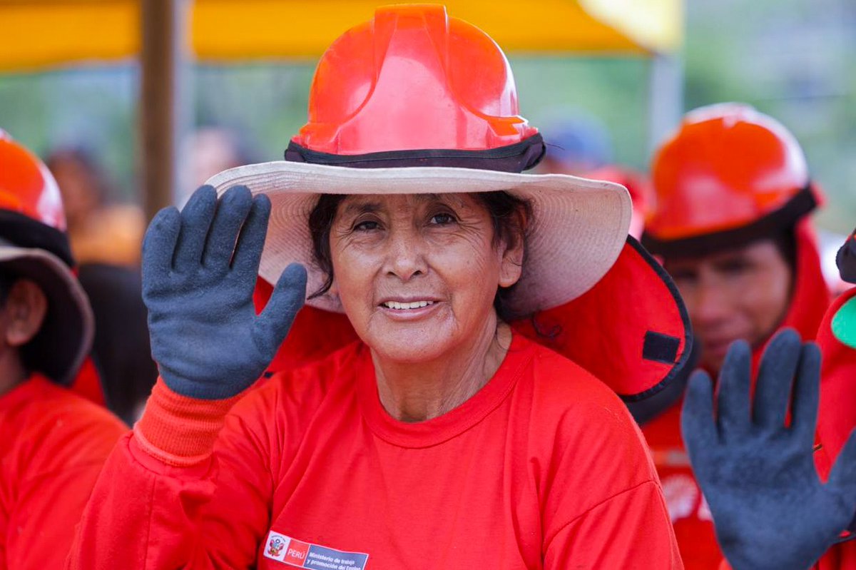 MTPE_Peru's tweet photo. 🤝 El Gobierno está comprometido con el trabajo interinstitucional, por ello, en la jornada también participaron el diputado César Revilla y el alcalde de Paimas, con quienes se articularon nuevas intervenciones de Llamkasun Perú para anticipar los riesgos ante las lluvias y fortalecer la protección de las familias de Ayabaca. (3/3) 🧵