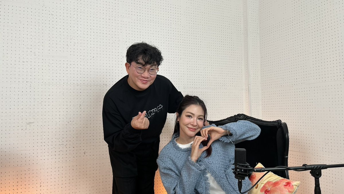 around_ent's tweet photo. “ฝ้าย พีรญา” เผยเคล็ดคลายเครียด เดินปากคลองตลาด ช่วยฮีลใจ พร้อมชวน FC ปาร์ตี้วันเกิด

#FayePeraya #หลังกล้องEP14 #หลังกล้องpodcast 

อ่านข่าวเพิ่มเติม
📍https://t.co/4NjJR2bU8k

FC อยากฟังเรื่องราวลึก ๆ ของ “ฝ้าย พีรญา” ติดตามกันได้ ใน รายการ “หลังกล้อง” วันพุธ ที่ 26 สิงหาคม นี้ เวลา 18:00 น. ที่ช่องทาง 🖥️ Youtube : OfficeDara (ออฟฟิศดารา) https://t.co/Uo4liuPYgS เท่านั้น ! อย่าลืมกดติดตาม ไฮไลท์ต่าง ๆ ทุกแพลตฟอร์ม 💭