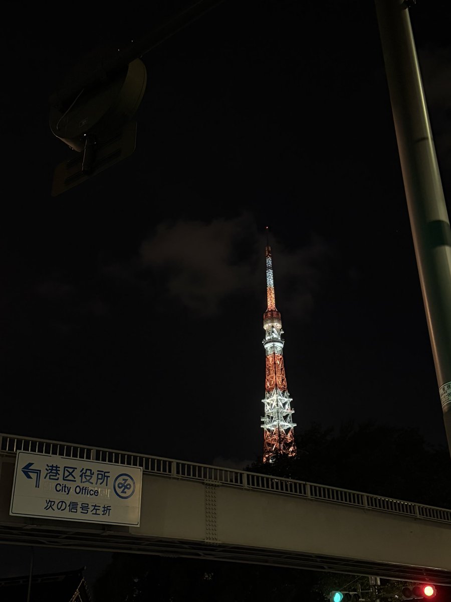 i71480's tweet photo. 東京タワーにはしゃぐ地方人。 https://t.co/NxQfOue1QS