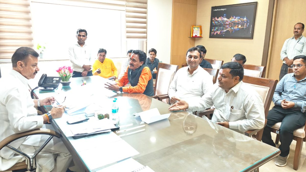 udaypratapmp's tweet photo. आज #भोपाल में मध्यप्रदेश शासन के कौशल विकास एवं रोजगार विभाग राज्य मंत्री (स्वतंत्र प्रभार) डॉ. गौतम टेटवाल जी, विधायक श्री हरदीप सिंह डंग जी, श्री दिव्यराज सिंह जी, श्री मोहन सिंह राठौर जी, वरिष्ठ जनप्रतिनिधियों, भाजपा पदाधिकारियों, कार्यकर्ताओं एवं गणमान्य नागरिकों व सोसाइटी फॉर प्राइवेट स्कूल डायरेक्टर्स के सदस्यों से मुलाकात की।

@gautamtetwalbjp 
@divyarajrewa 
@Mohansinghgwl
@hardeepdang226