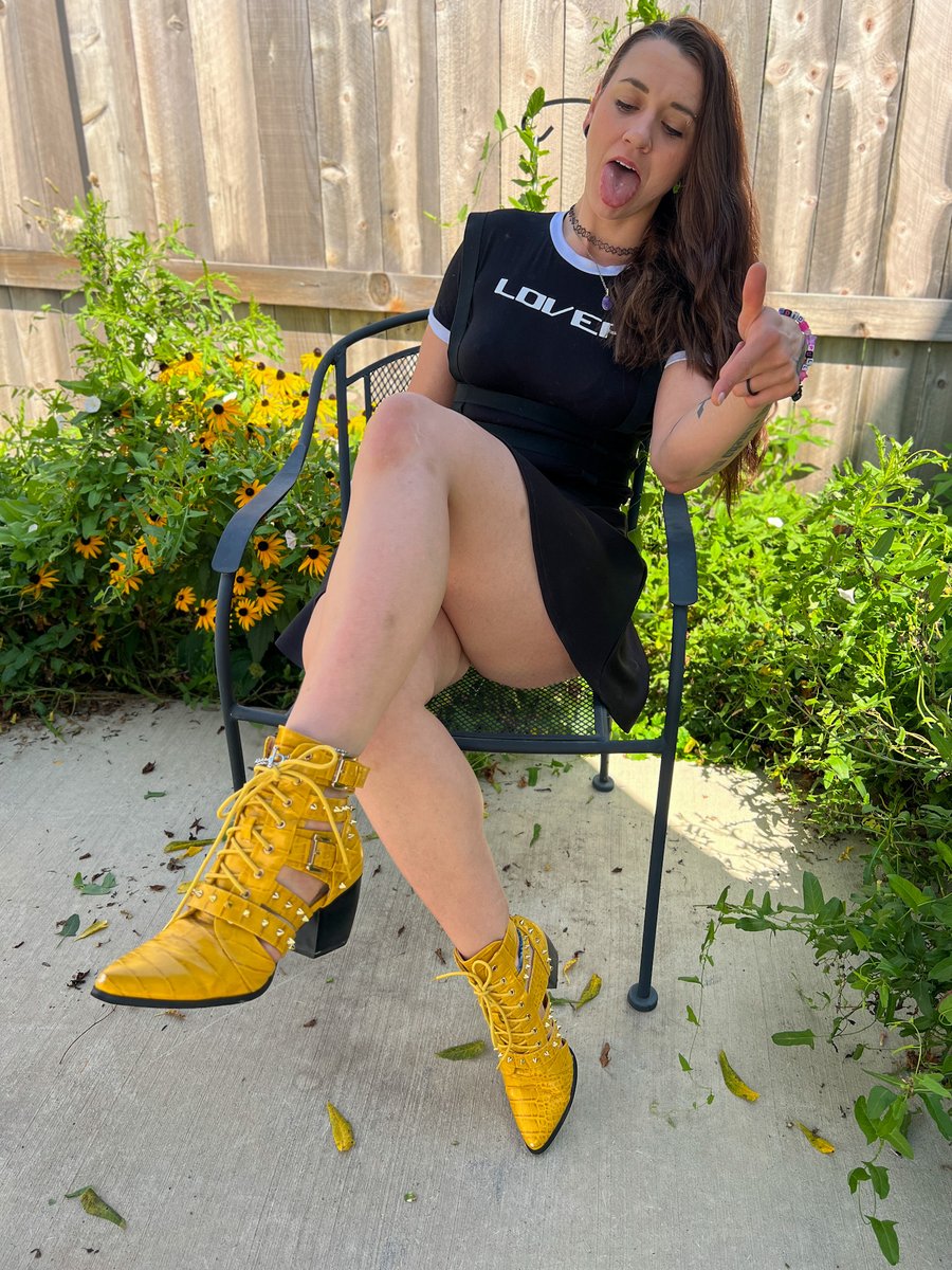 TheMissArcana's tweet photo. id love for you to be my foot rest... are you interested?? https://t.co/mBUzjttOCv