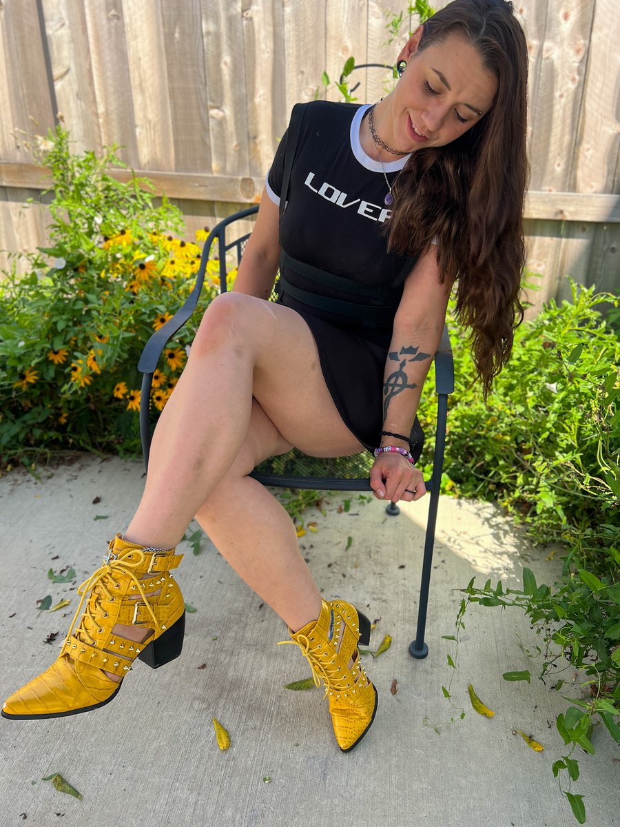 TheMissArcana's tweet photo. id love for you to be my foot rest... are you interested?? https://t.co/mBUzjttOCv