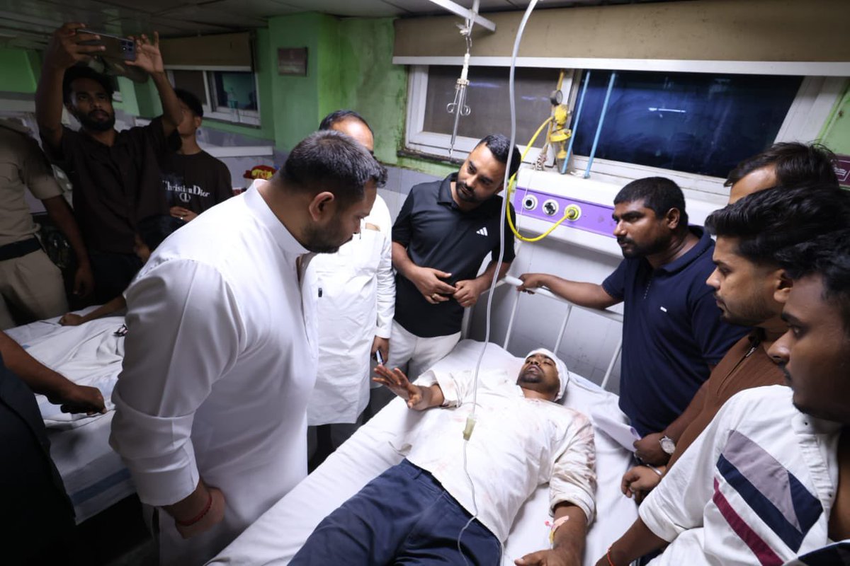 yadavtejashwi's tweet photo. अपनी न्यायोचित मागों को लेकर पटना में प्रदर्शन कर रहे छात्र और अभ्यर्थियों पर बिहार पुलिस द्वारा किये गए बर्बर लाठीचार्ज में घायल आंदोलनरत छात्रों से PMCH में मुलाकात कर उनका कुशलक्षेम जाना तथा चिकित्सकों से उपचार संबंधित जानकारी प्राप्त की।

प्रदर्शनकारियों पर सरकार की यह बर्बरता निंदनीय और शर्मनाक है। विपरीत परिस्थितियों में भी अस्पताल में भर्ती छात्रों के जोश-जज़्बे व उत्साह में कहीं कोई कमी नहीं है। हमेशा की भांति पढ़ाई की लड़ाई में हमारा स्नेह, सहयोग और समर्थन हमेशा छात्रों के साथ रहेगा और अंत में हम यह लड़ाई जीतेंगे।