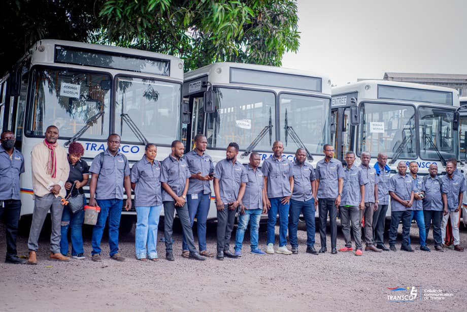 RJwano243's tweet photo. ‼️‼️ #RDC 
Kinshasa, 25 août 2026,  En présence du Vice-Premier Ministre, Ministre des Transports, Jean-Pierre BEMBA GOMBO, TRANSCO a réceptionné 30 nouveaux bus Mercedes-Benz, portant à 180 le nombre de bus reçus sur les 230 attendus.

Cette nouvelle étape traduit la dynamique engagée par le Directeur Général Jérémie KILUBU MATONDO, avec une vision axée sur le renforcement de la capacité opérationnelle, la modernisation de la flotte et l’amélioration du service aux Kinois.

*Sous l’accompagnement du Gouvernement, le management de TRANSCO entend transformer rapidement ces acquisitions en résultats concrets : les 30 bus seront mis en exploitation dans les 48 heures.*

180 bus réceptionnés. 230 attendus. Un Gouvernement qui accompagne, un management qui agit, un TRANSCO qui se transforme.
@bembajp
#TRANSCO #Kinshasa #Transport #RDC #JérémieKilubu #Mobilité