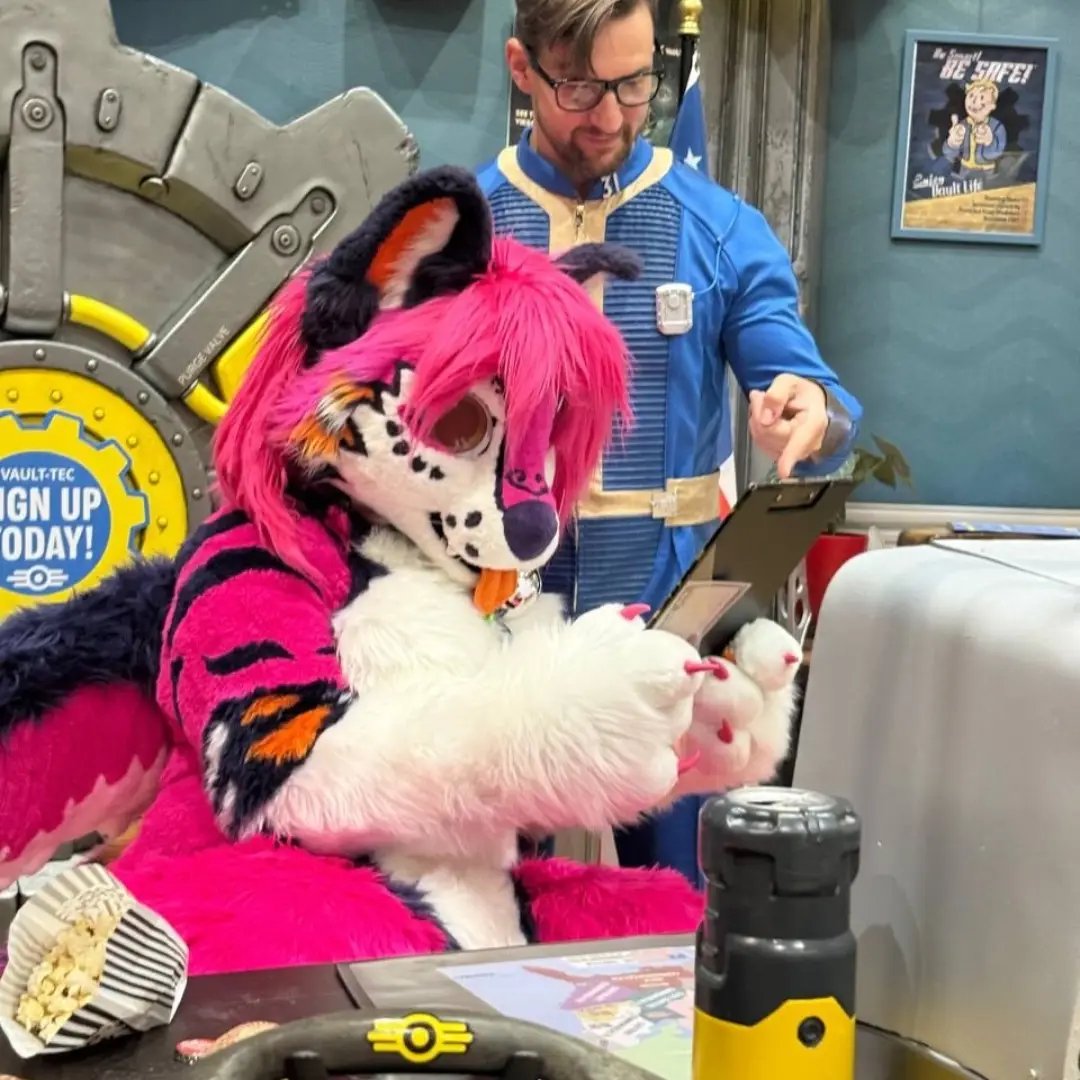 Lunar_Howl_'s tweet photo. What?!?!
#nsfwtwtًً #furry #fursuit #fyp #viral #trending #furr https://t.co/TIt2KNbewY